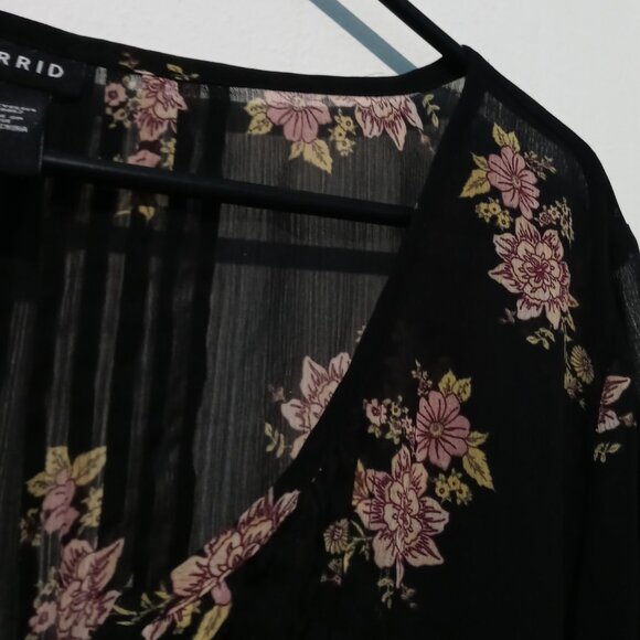 Torrid Womans Sheer Black Floral 3/4 Sleeve Pleats Top SIze 2 - Picture 4 of 9